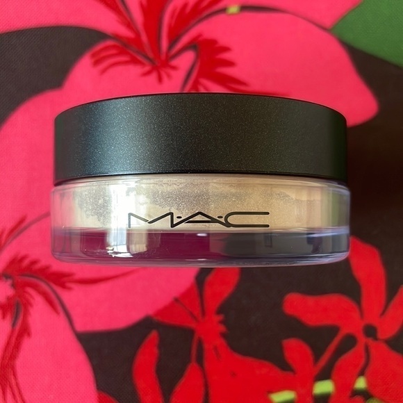 Brand New MAC Cosmetics Studio Fix Perfecting Powder in Light Matte Finish Sheer - Picture 1 of 5